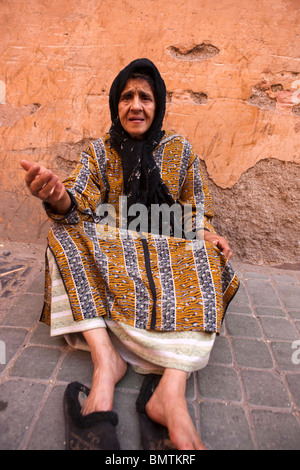 Beggar in Marrakech. Il Marocco. L'Africa. Foto Stock