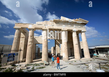 I Propilei, monumentale gateway per l'Acropoli di Atene, Grecia Foto Stock