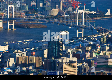 Una scintillante bianco nave da crociera passa sotto il Ponte di Arcobaleno che collega Shibaura Pier a Odaiba isola nella baia di Tokyo, situato nel centro di Tokyo, Giappone. Foto Stock