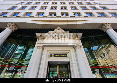 Il tempio-come facciata della Banca della Tokyo-Mitsubishi UFJ riflette la circostante Nihonbashi quartiere business di Chuo Ward nel centro di Tokyo, Giappone. Foto Stock