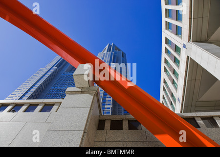 Una scultura moderna decora il Governo Metropolitano di Tokyo Centro, Tokyo municipio della città si trova nella parte ovest di quartiere Shinjuku di Tokyo, Giappone. Foto Stock