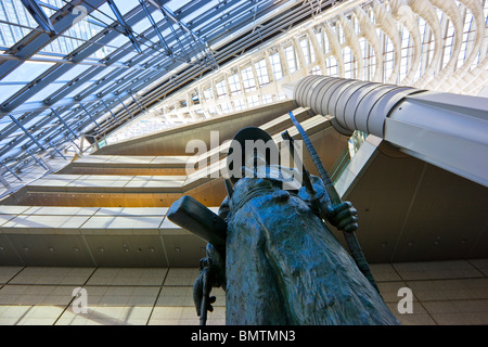 Statua di Ota Dokan, il samurai architetto che ha progettato e costruito il castello di Edo nel 1457, situato nell'International Forum Hall a Tokyo in Giappone. Foto Stock