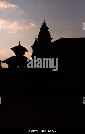 Silhouette di templi indù su Piazza Durbar nel Patrimonio Mondiale UNESCO città di Bhaktapur- valle di Kathmandu, Nepal. Foto Stock
