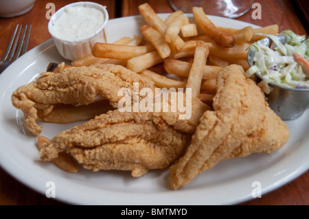 Fritte catfish servito con patate fritte, coleslaw e salsa tartara in un roadhouse Creola Cajun e ristorante in Shreveport, Louisiana, Stati Uniti. Foto Stock