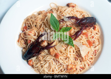L'aragosta Pomodoro pasta - Louisiana code di gamberi di fiume, pomodori e basilico fresco e aglio si lancia con capellini. Una ricetta Cajun. Foto Stock