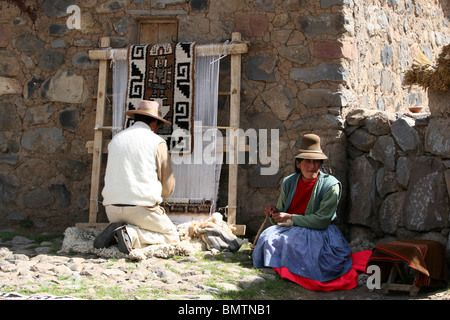 Peruviano marito e moglie la tessitura presso la loro fattoria vicino a Sillustani, Lago Umayo vicino a Puno, Perù. Foto Stock