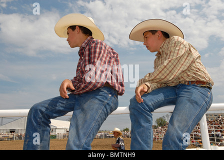 Due ragazzi in vestito da cowboy in un rodeo Foto Stock