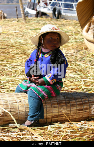 Isole Uros, le isole galleggianti nel Lago Titicaca, Puno, Perù. Foto Stock