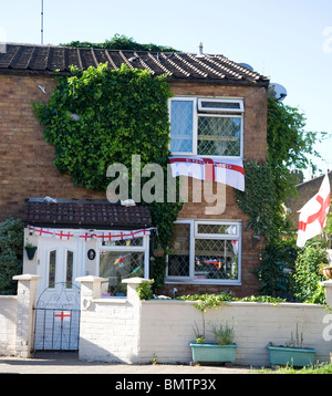 English bunting e St George bandiere sul case britanniche Foto Stock