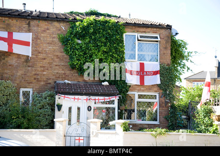 English bunting e St George bandiere sul case britanniche Foto Stock