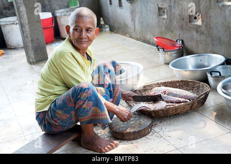 Ritratto di donna anziana monaco in il Banteay Srei Pagoda Angkor Wat Cambogia complesse Foto Stock