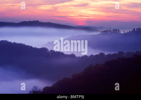 Sunrise che mostra le montagne posati fuori Auxier Ridge. Daniel Boone National Forest Kentucky Foto Stock