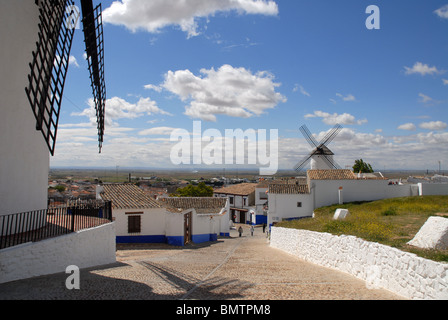 Village Street scene, Campo de Criptana, Provincia Cuenca, Castilla la Mancha, in Spagna Foto Stock
