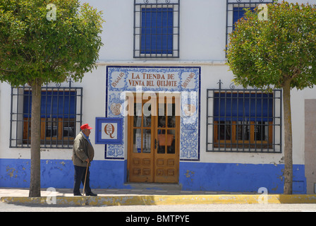 Uomo anziano con un bastone oltrepassando regali, Puerto Lapice, Ciudad Real, Castilla la Mancha, in Spagna Foto Stock