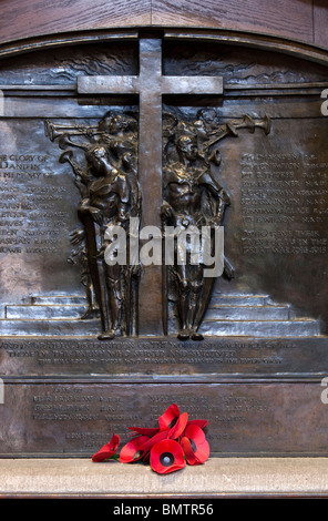 Derbyshire, Peak District, Hathersage, la chiesa di San Michele, Pilgrim's Progress bronzo tema war memorial scolpito da Miss Winser Foto Stock