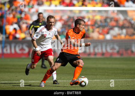 Rafael van der Vaart del Paesi Bassi aziona la sfera durante la Coppa del Mondo FIFA 2010 partita di calcio contro la Danimarca. Foto Stock