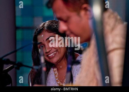 Debashish Bhattacharya giocando a Belfast, Irlanda del Nord Foto Stock