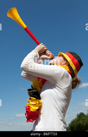 Calcio femminile ventilatore soffia vuvuzela Foto Stock