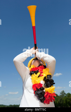 Calcio femminile ventilatore soffia vuvuzela Foto Stock