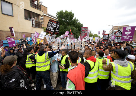 Anti fascista marcia di protesta attraverso la zona est di Londra, Inghilterra, Regno Unito. Foto Stock