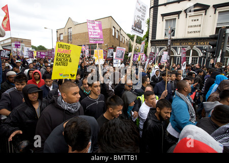 Anti fascista marcia di protesta attraverso la zona est di Londra, Inghilterra, Regno Unito. Foto Stock