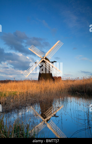 Drenaggio Herringfleet mill illuminata di ultima luce in Suffolk Foto Stock