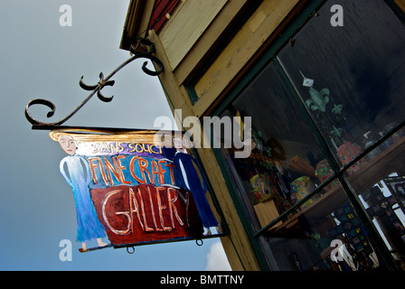 Funky artigianalmente e dipinta a mano Cartello in metallo nella parte anteriore di Sans Souci imbarcazioni Fine Galleria Negozio artigianale in rivitalizzato Lafayette LA Foto Stock