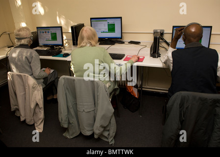 Le persone anziane per navigare in internet, Peckham, Londra, Regno Unito. Foto Stock