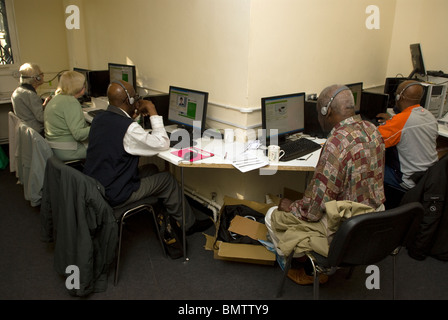 Le persone anziane per navigare in internet, Peckham, Londra, Regno Unito. Foto Stock
