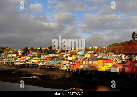 Vista su Castro una pila case di abitazione in Chiloé Foto Stock