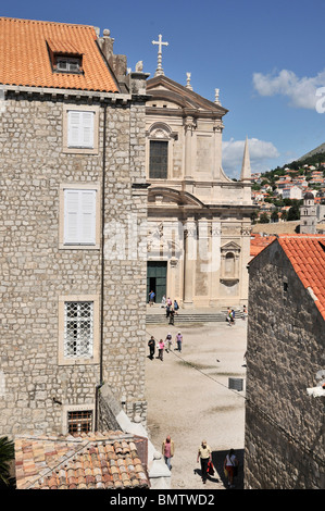 La cattedrale si vede dalle mura della città attraverso uno spazio tra due edifici, Dubrovnik Foto Stock