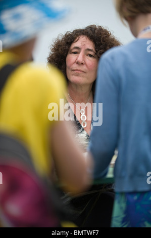 Bambini Francesca autore Simon firma libro in cui gli autori incontrano i loro fan a Hay Festival 2010 Hay on Wye Powys Wales UK Foto Stock