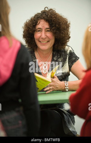 Bambini Francesca autore Simon firma libro in cui gli autori incontrano i loro fan a Hay Festival 2010 Hay on Wye Powys Wales UK Foto Stock