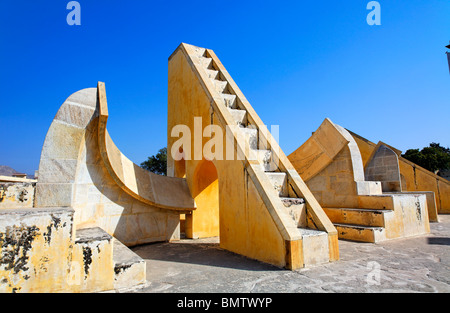 Strumenti per l'osservatorio di Jantar Mantar, Jaipur, Rajasthan, India Foto Stock