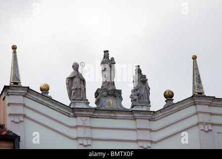 Statue sul tetto di vecchie case nella piazza principale della città vecchia a Varsavia Polonia Foto Stock