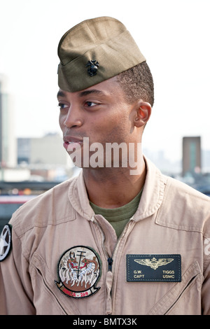 Sorridente giovane nero US Marine Corps cavalletti pilota sul ponte di volo della USS Iwo Jima durante la settimana della flotta nella città di New York Foto Stock