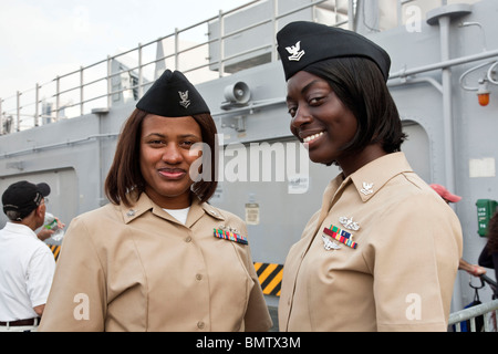 Due fieri giovane nero servicewomen indossando nuovo US Marine Corps abito uniforme sul ponte della USS Iwo Jima durante la settimana della flotta di New York Foto Stock