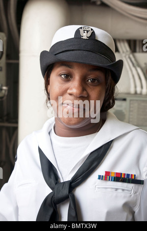 Winsome donna giovane marinaio a dovere come messaggero di guardare sulla USS Iwo Jima durante la settimana della flotta in Manhattan New York City Foto Stock