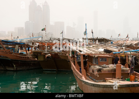 Dhows tradizionali attraccati al porto di al Mina, Abu Dhabi, Emirati Arabi Uniti (2010) Foto Stock