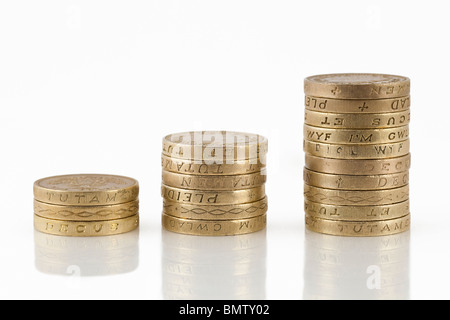 Valuta britannica Sterling Pound monete impilate Foto Stock