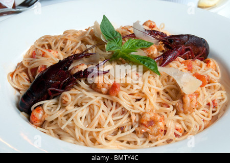 L'aragosta Pomodoro pasta - Louisiana Code di aragoste, pomodori e basilico fresco e aglio si lancia con capellini. Una ricetta Cajun. Foto Stock