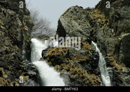 ''Kademlia'' cascata ai piedi del monte Triglav, Central Balkan, 1500 m. L'altezza della caduta di acqua è di 70 metri. La Bulgaria Foto Stock