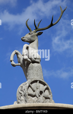 Il simbolo della famiglia Palffy - cervi nella ruota, scultura sulla fontana al castello di Cerveny Kamen, Slovacchia. Foto Stock