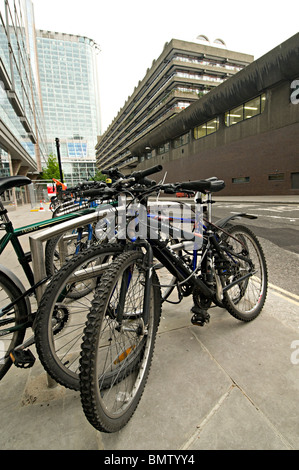 Commuter bikes bloccato in una città di strada di Londra appena fuori th barbican Foto Stock