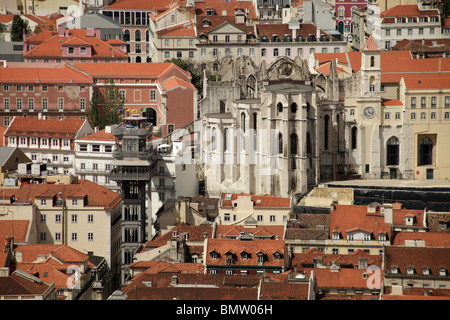 Ascensore Elevador de Santa Justa e le rovine della chiesa Igreja do Carmo a Lisbona, Portogallo, Europa Foto Stock