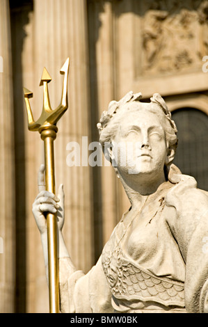 St Pauls Queen Anne statua Londra Foto Stock