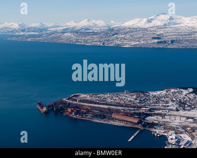 Nel porto di Narvik al Ofotfjord un cargo viene caricata con il minerale di ferro. Foto Stock