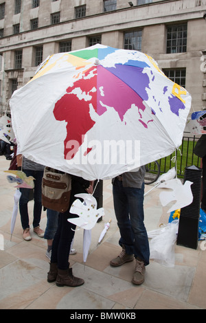 La GIORNATA MONDIALE DEL RIFUGIATO OMBRELLO PARADE, LONDON, Regno Unito Foto Stock