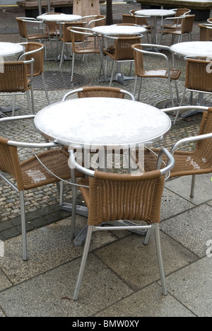 Pavement Cafe tavoli coperti di neve Berlino Germania Foto Stock