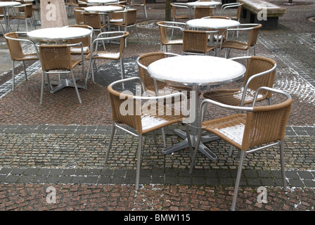 Pavement Cafe tavoli coperti di neve Berlino Germania Foto Stock